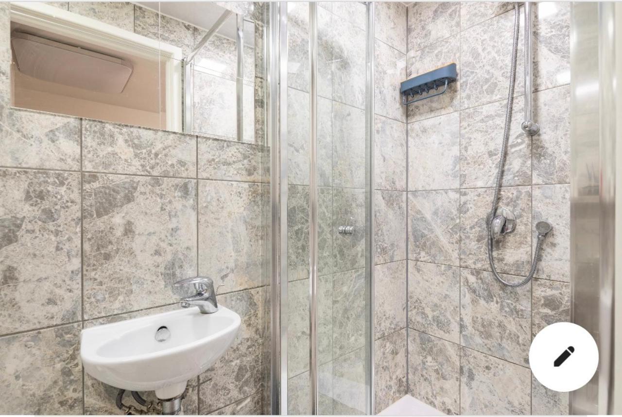 En-Suite Room In Central ميلتون كينيز المظهر الخارجي الصورة